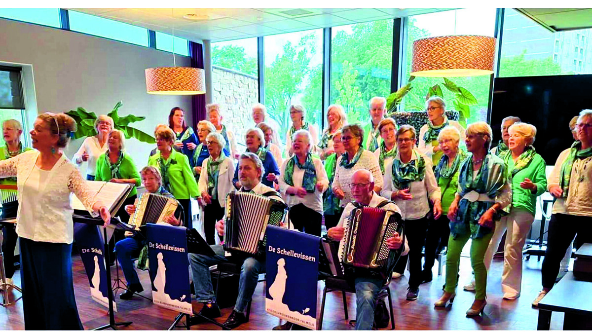 De Schellevissen De accordenist in het midden is Alexander schoemaker.jpg