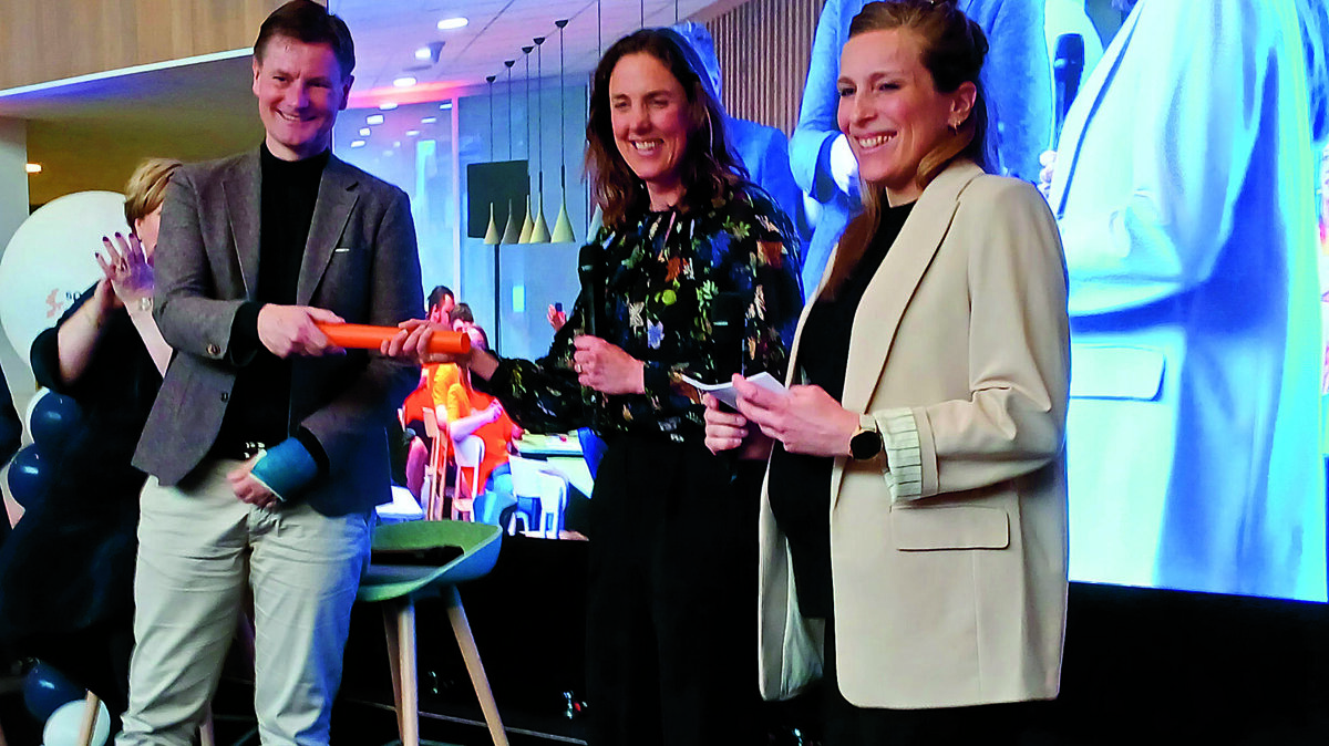 Wethouder Hinnen geeft het stokje aan voormalig topzwemster Marleen Veldhuis.jpg