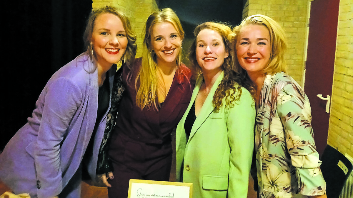 De Meisjes met de Wijsjes gaven met zijn vieren een wervelende show in de Kapelzaal van Hof 88.jpg