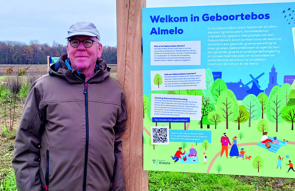 Initiatiefnemer Hans Buitenweg bij het Geboortebos.jpg