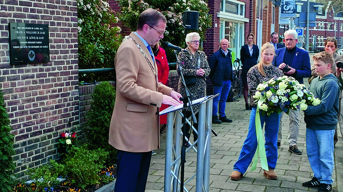 Leerlingen van de basischool de Weier  leggen een bloemstuk.jpg