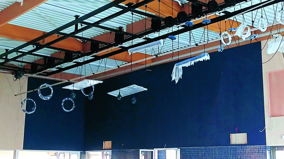 arttributen van de Ninja Cross hangen boven in de ruimte.jpg