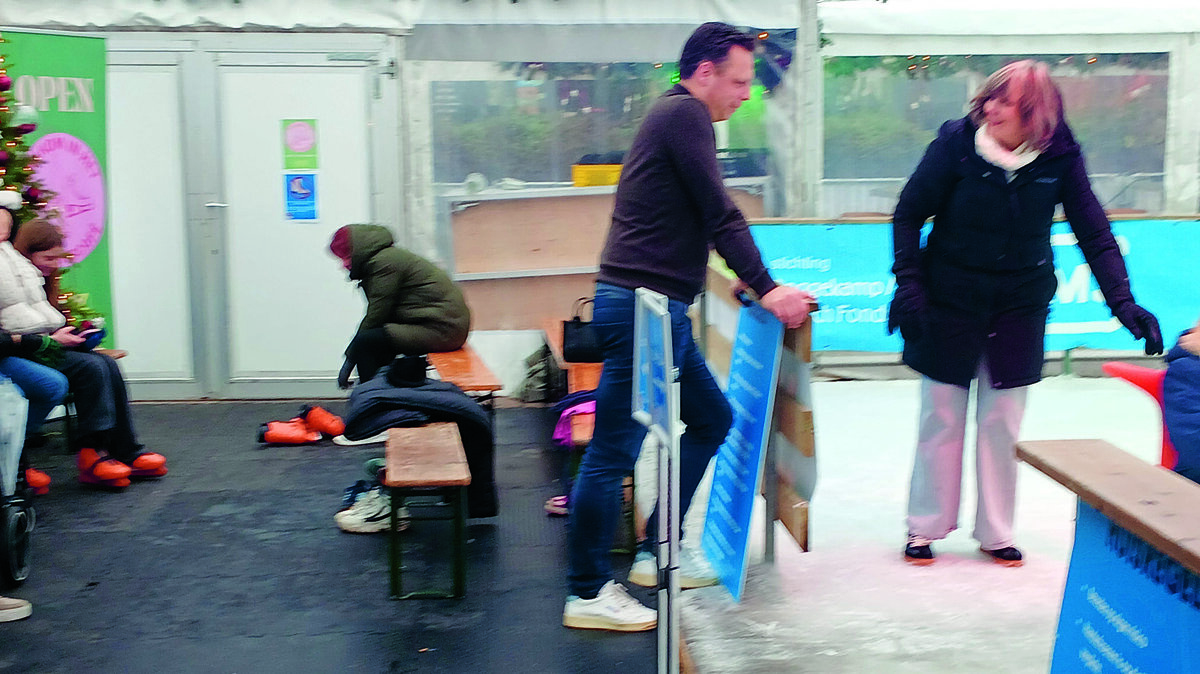 Groot en klein waagt zich op het ijs.jpg