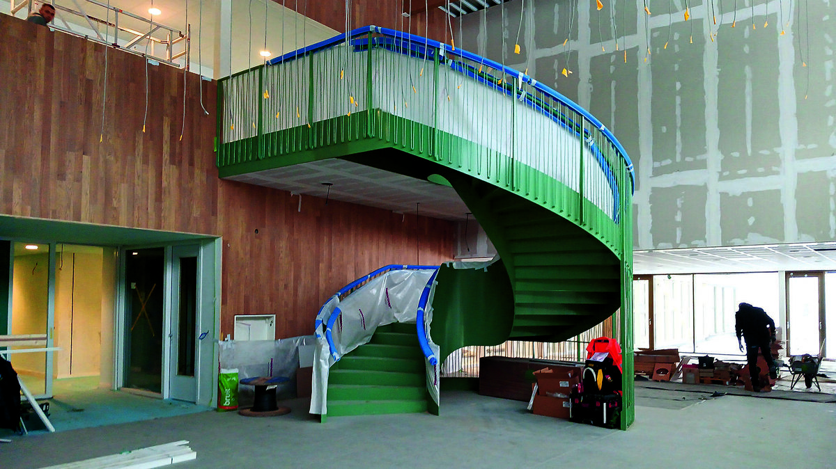 De fraaie wenteltrap in de hal is een echte blikvanger.jpg