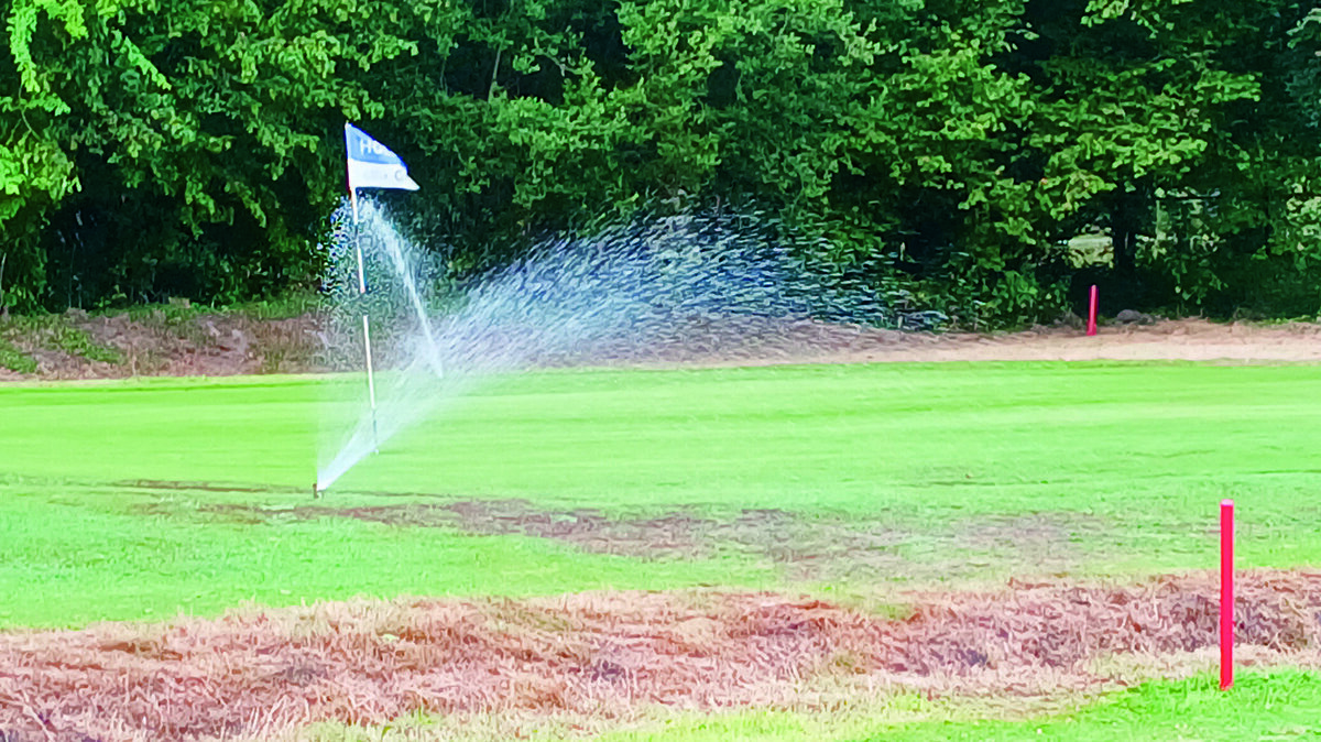 Sproeiers zorgen voor groene greens