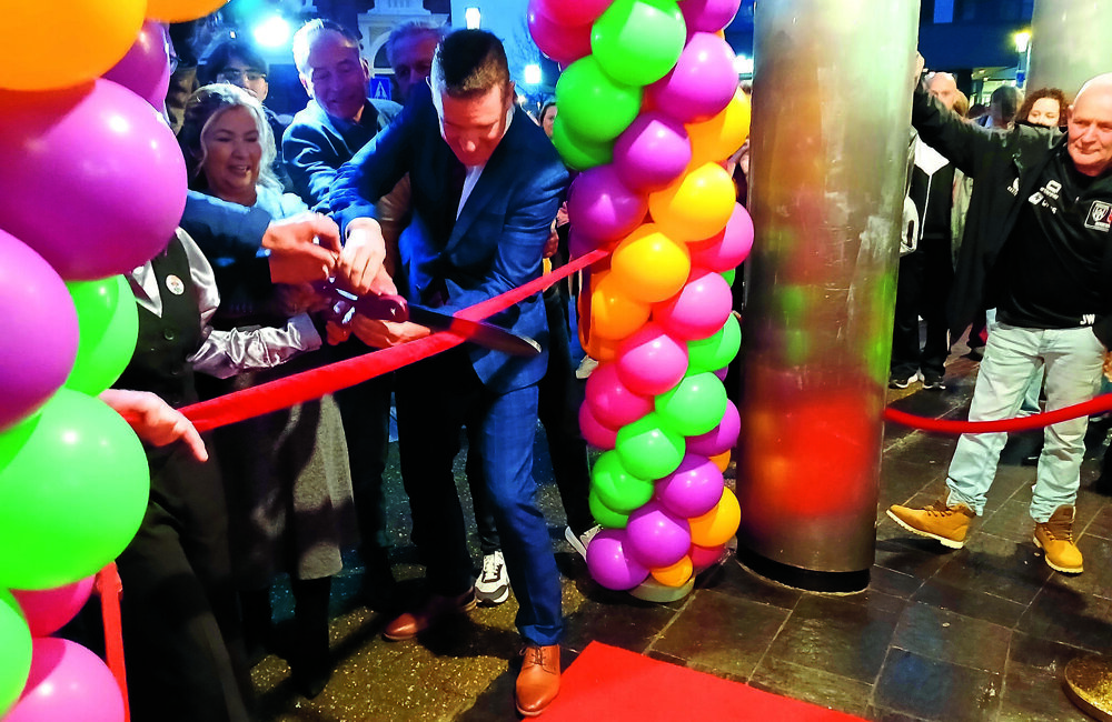 Wethouder doet flink zijn best het openingslint door te knippen.jpg