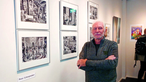 Peter Scheepmaker bij zijn indrukwekkende foto's.jpg