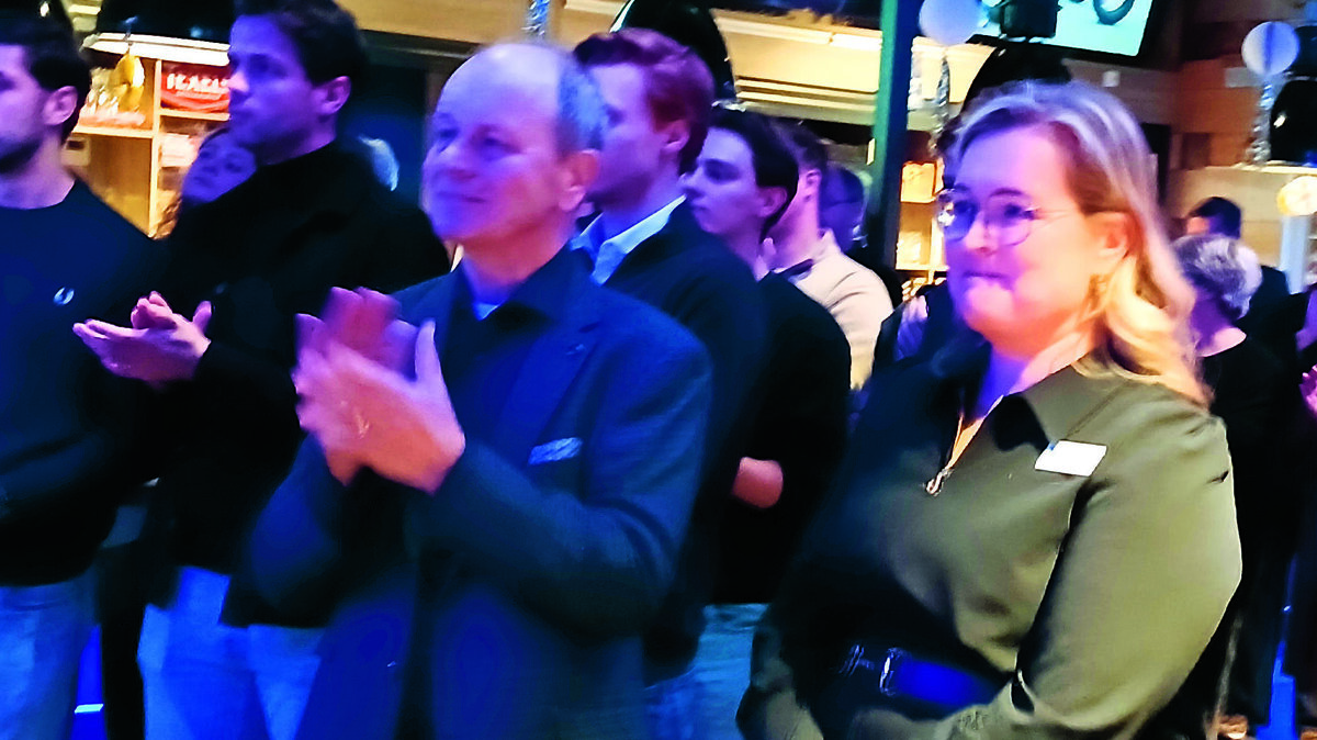 De leden van MHC luisteren aandachtig en trots tijdens de uitreikingen van de onderscheidingen.jpg