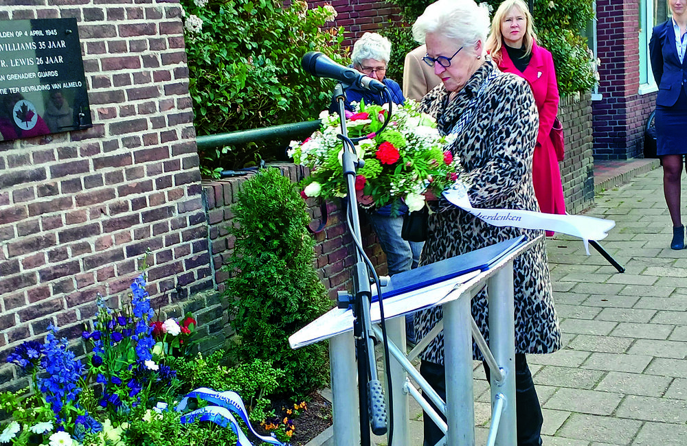 Joke Pezie legt een bloemstuk namen de Stichting in Vrijheid Herdenken.jpg