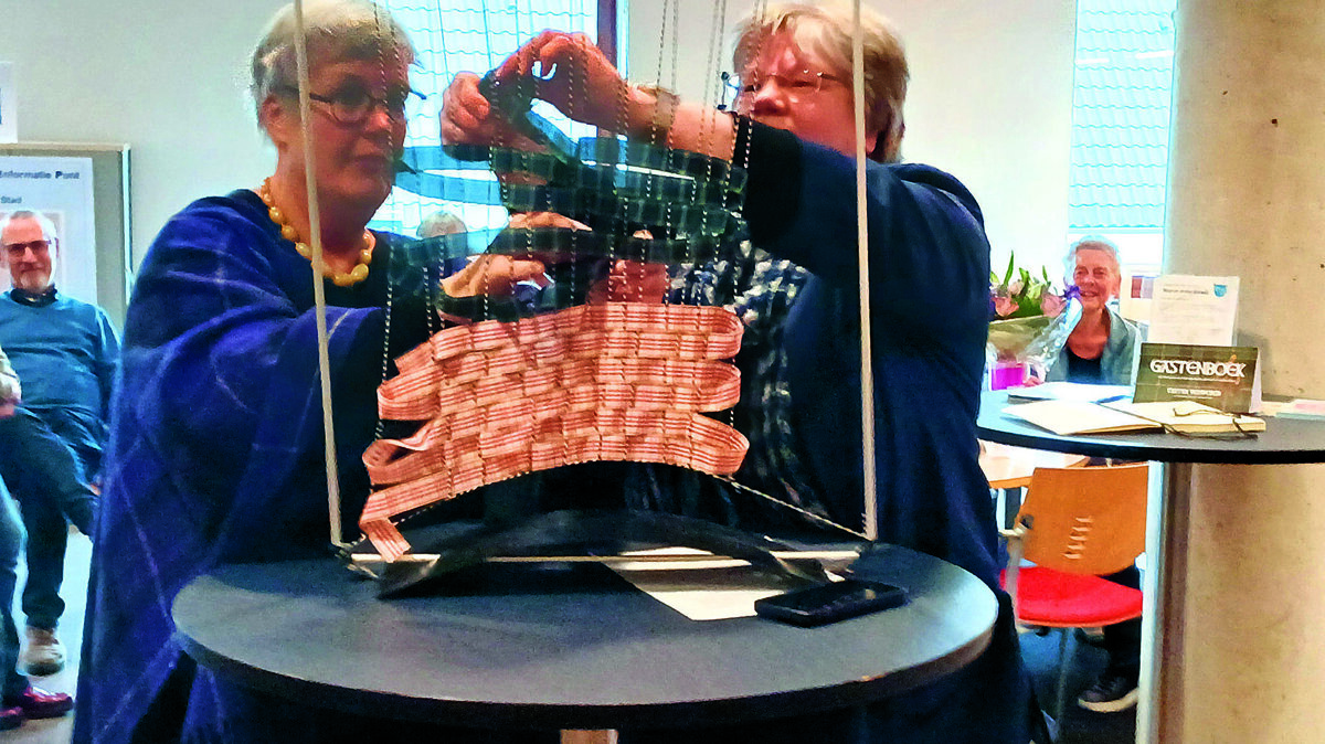 Al wevend verrichtten Ellen Lamberts en Dianae Stielstra de opening van Tartan Verweven.jpg