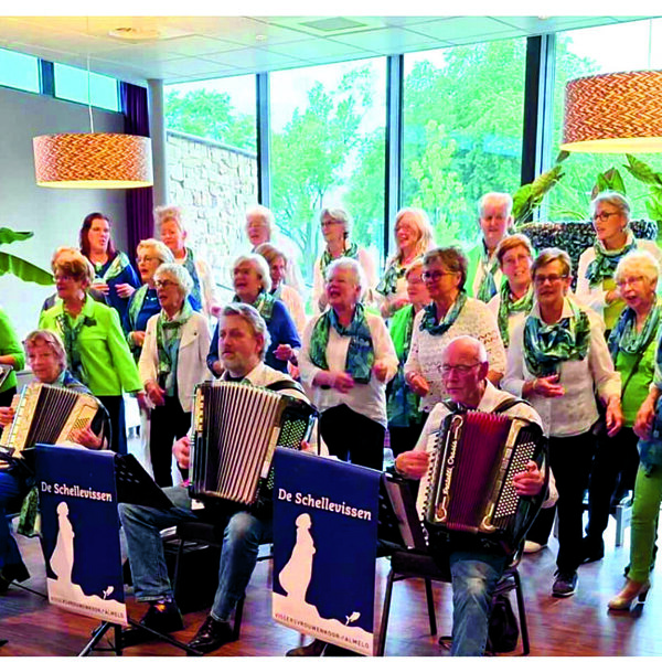 De Schellevissen De accordenist in het midden is Alexander schoemaker.jpg