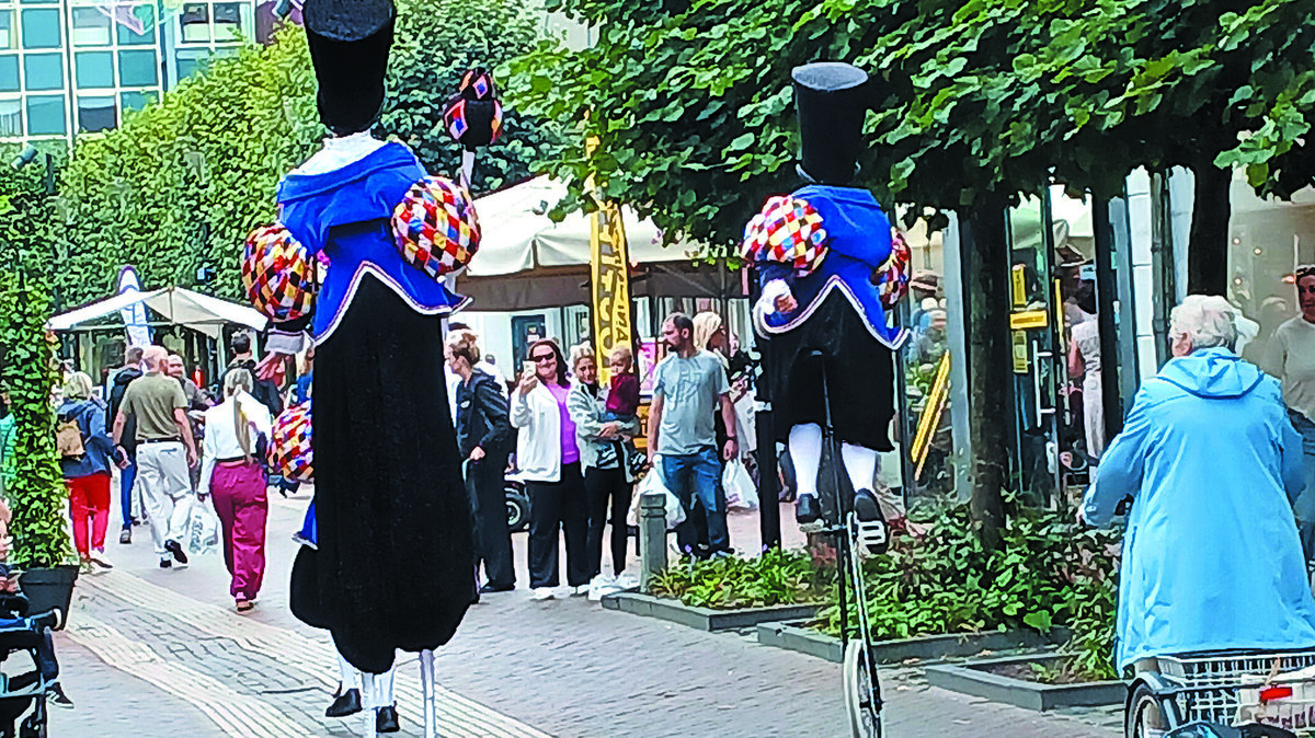 jongleren, steltlopen en fietsen op een eenwieler
