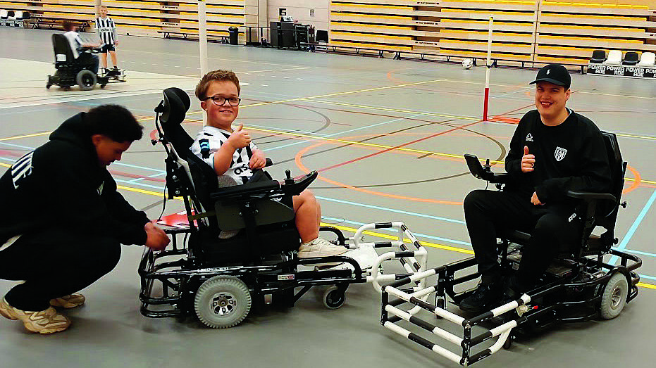 De verschillende rolstoelvoetballers trainen elke vrijdag in de IIspa.jpg