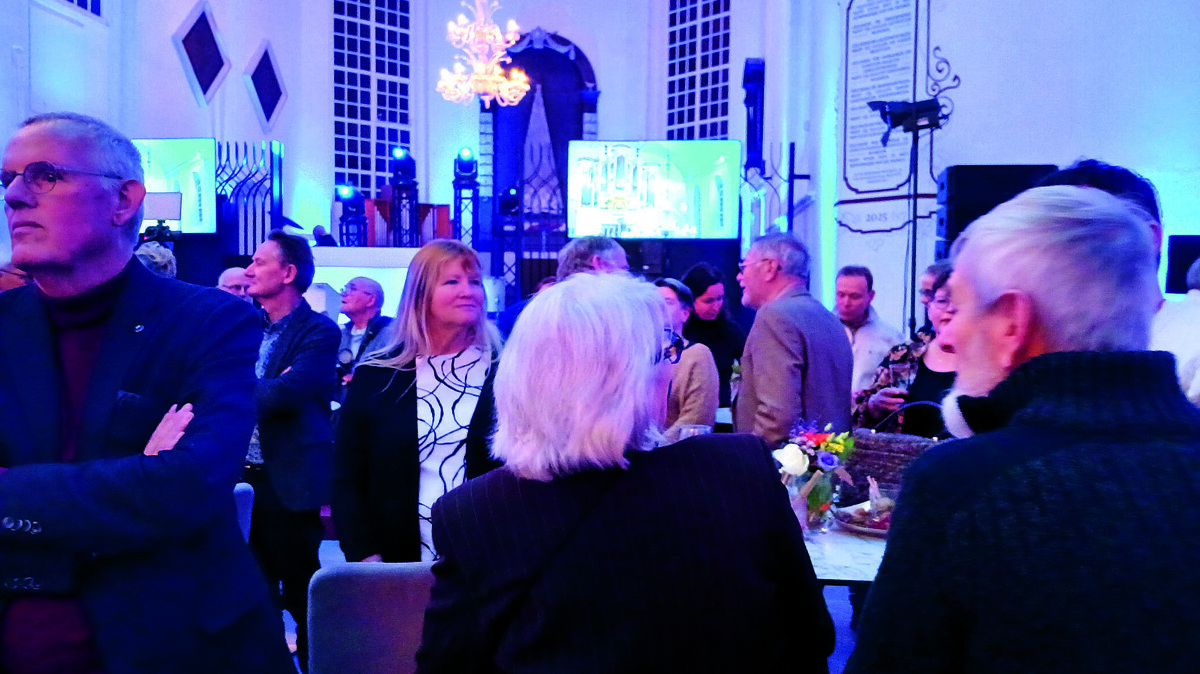 Ondanks de barre weersomstandigheden waren nog veel belangstellenden naar de Grote Kerk gekomen.jpg