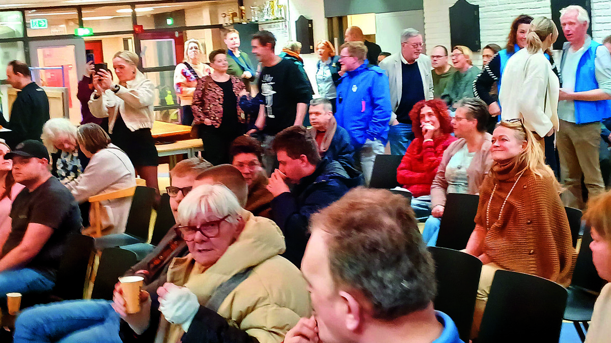 Heel veel belangstelling voor het verkiezingsfeest.jpg