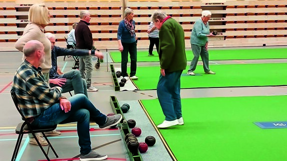 De een kijkt, de ander rust even uit en weer een ander wacht op zijn of haar beurt.jpg